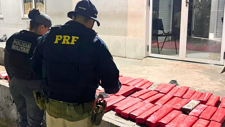 A pesagem totalizou aproximadamente 100 kg de maconha prensada. - (Foto: Divulgação/PRF)