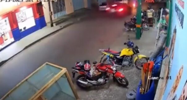 Vídeo: motociclista é arremessado por carro que fugia da polícia, em Estreito