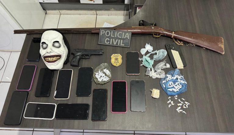 As equipes policiais apreenderam uma arma de fogo, um simulacro, aparelhos de celular e uma quantidade expressiva de drogas. - (Foto: Divulgação/PCMA)