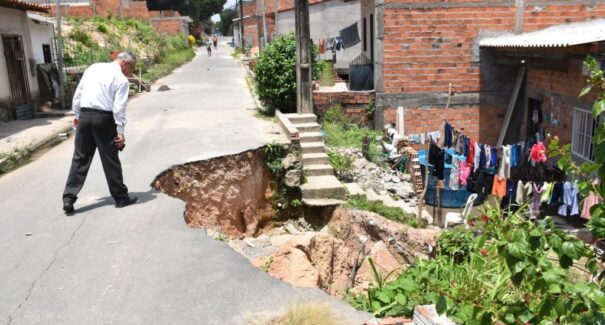 Crateras em rua do Alto da Esperança causam risco de desabamento; MPMA cobra resposta da Prefeitura