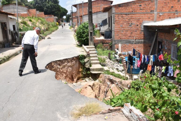 Crateras em rua do Alto da Esperança causam risco de desabamento