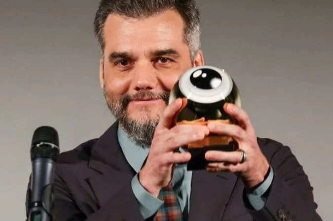 Durante a 21ª edição do Festival de Cinema de Zurique, Wagner Moura exibiu o troféu Golden Eye, prêmio inédito para um sul-americano (Foto: Reprodução/Instagram)