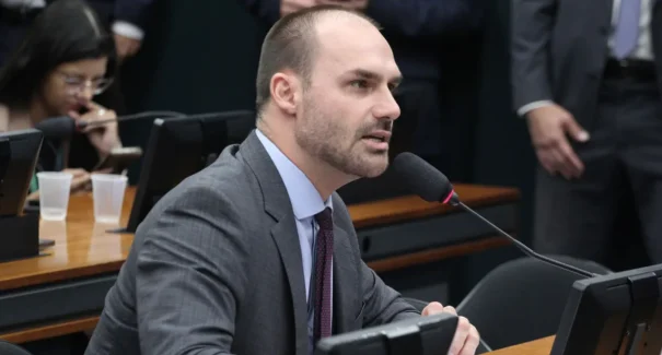 Moraes determina notificação por edital de Eduardo Bolsonaro após denúncia da PGR