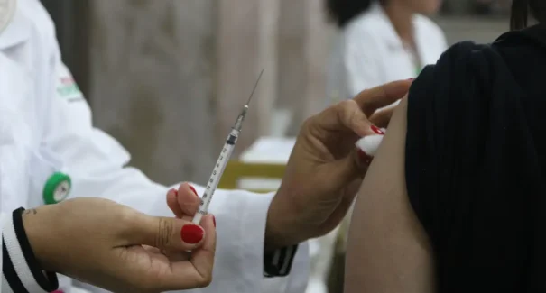 Vacinação contra covid-19 em gestantes reduz risco de complicações na gravidez