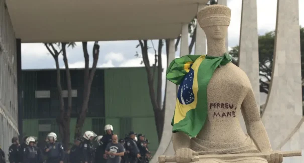 STF determina início do cumprimento  da pena de cabeleireira que pichou estátua da Justiça