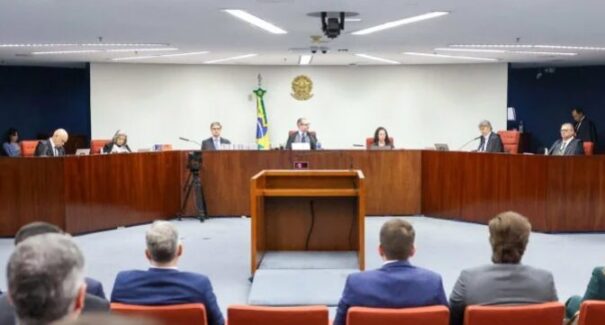 Votos de Carmén Lúcia e Zanin: julgamento de Bolsonaro será retomado à tarde