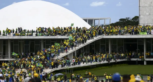 Deputados avaliam urgência de projeto que propõe anistia a golpistas do 8 de janeiro