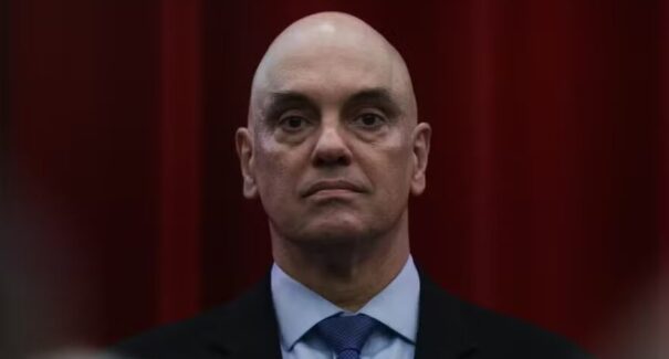 Moraes mantém prisão domiciliar de Bolsonaro e aponta risco de fuga