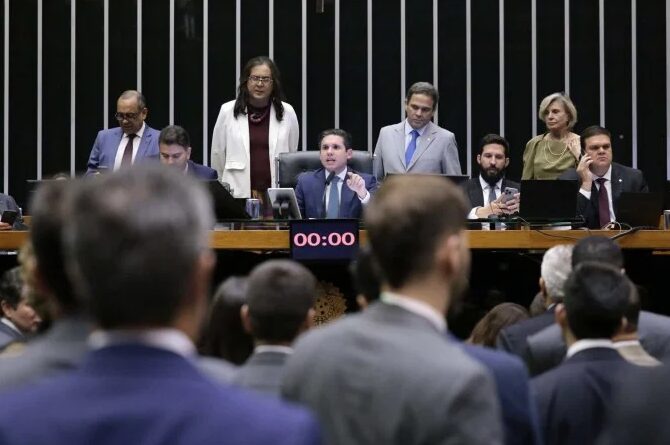 Motta (C) argumentou que a iniciativa de votar a proposta se deu após 