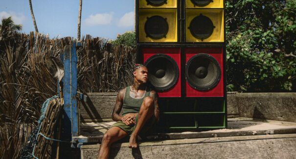 “Rastafari”: MC Cabelinho se aventura no reggae maranhense em novo single