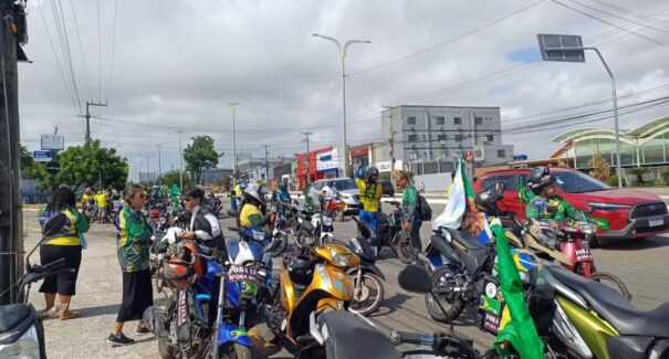 Manifestantes promovem carreata em apoio a Bolsonaro em São Luís