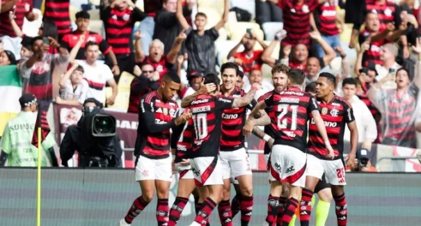 Flamengo vence o Palmeiras no Maracanã e encosta na liderança do Brasileirão