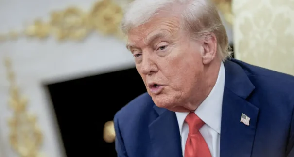 Trump anuncia tarifa de 100% em produtos chineses a partir de novembro