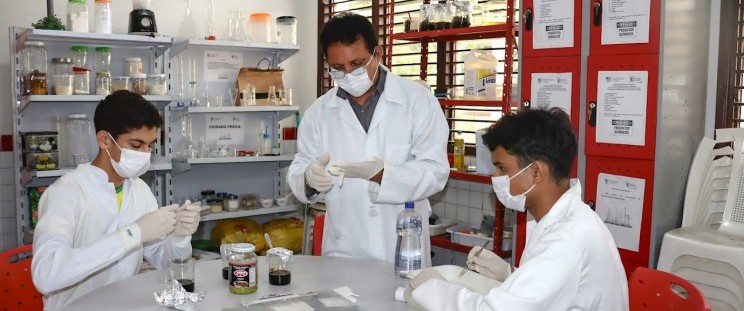 Estudante do Programa Cientista Aprendiz da Uemasul descobre nova bactéria com potencial agrícola