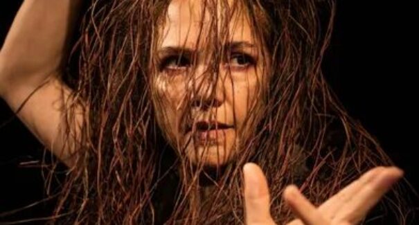 Tereza Seiblitz apresenta monólogo “Carangueja” no Teatro Sesc