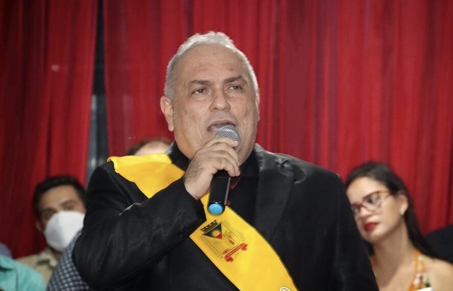 Prefeito é investigado por nepotismo após nomear parente como secretário adjunto