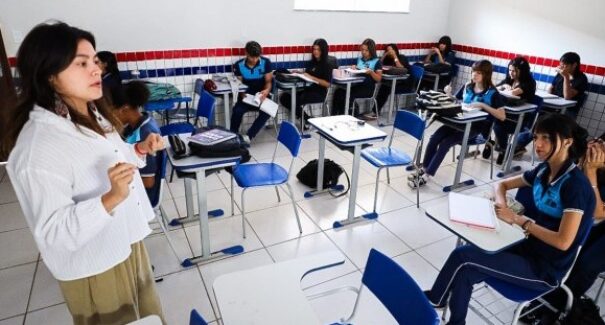 Câmara aprova PEC que permite a professores acumular cargos públicos de qualquer natureza