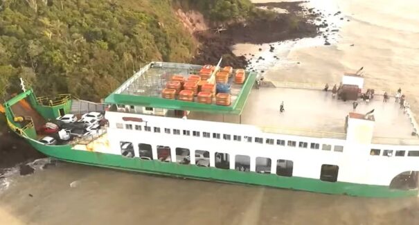Ferryboat Cidade de Araioses que encalhou em pedras volta a operar no Maranhão