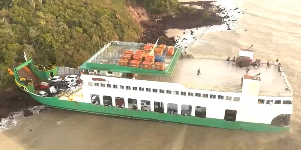 Ferryboat Cidade de Araioses que encalhou em pedras volta a operar no Maranhão
