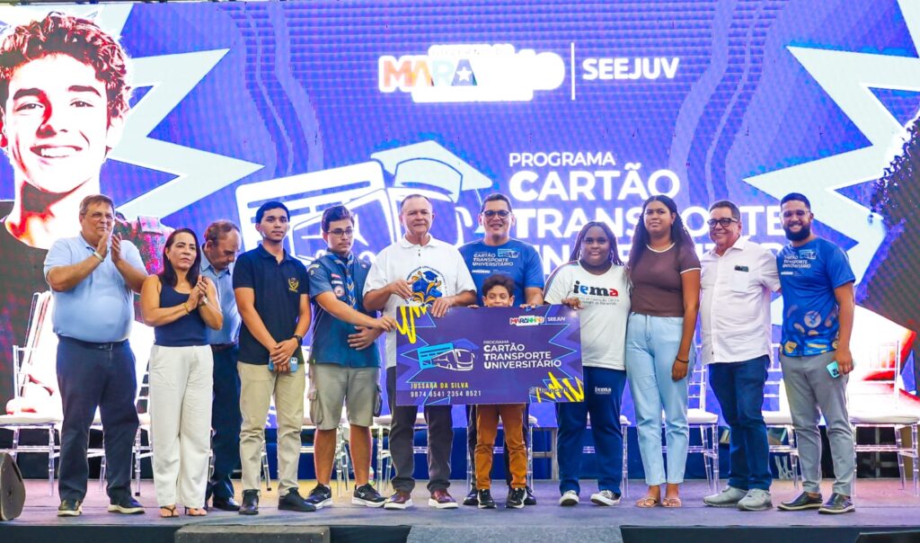 Entrega de Cartões de Transporte Universitário (Foto: Gilson Teixeira)