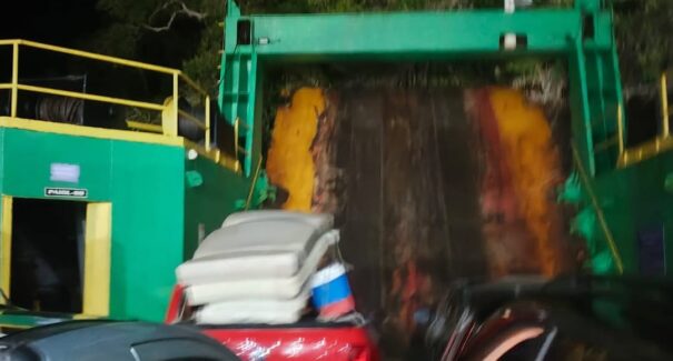 Vídeo: Ferry-boat colide com pedras próximo ao Cujupe; 138 passageiros aguardam resgate