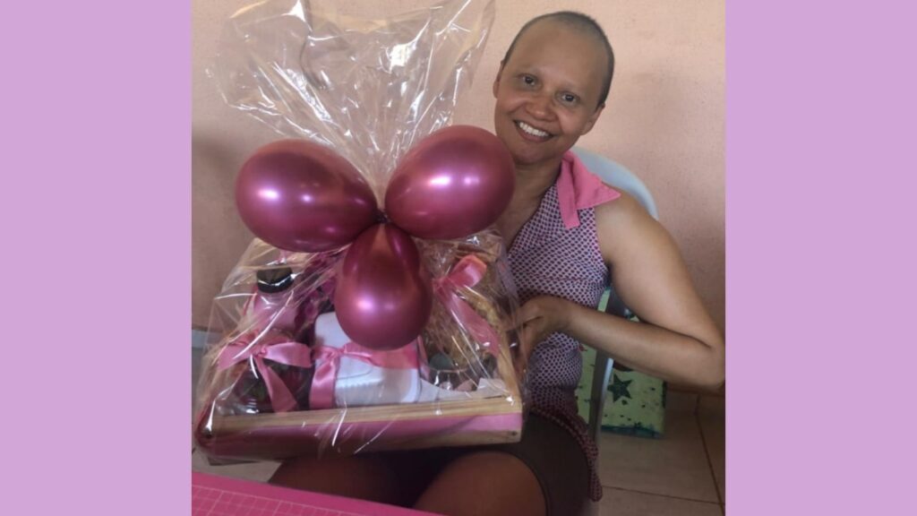 O Outubro Rosa ganha um significado profundo através da história de Valdina Rocha, carinhosamente conhecida como Val (Foto: Reprodução)