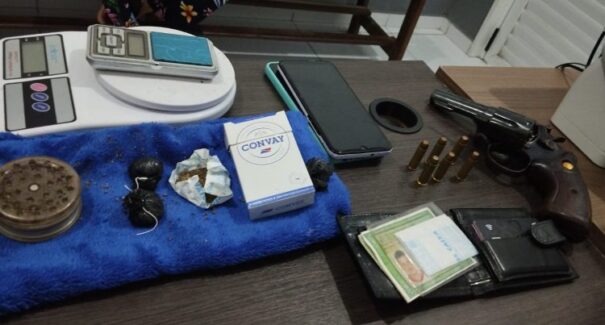 Polícia prende homem em flagrante por violência doméstica e tráfico de drogas