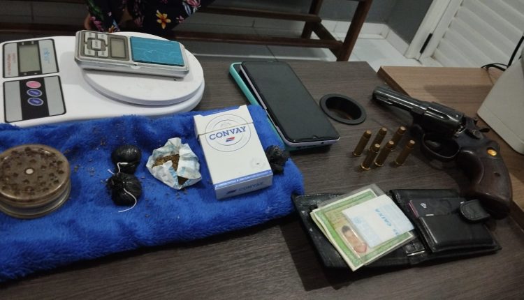Arma e drogas apreendidas (Foto: Divulgação)