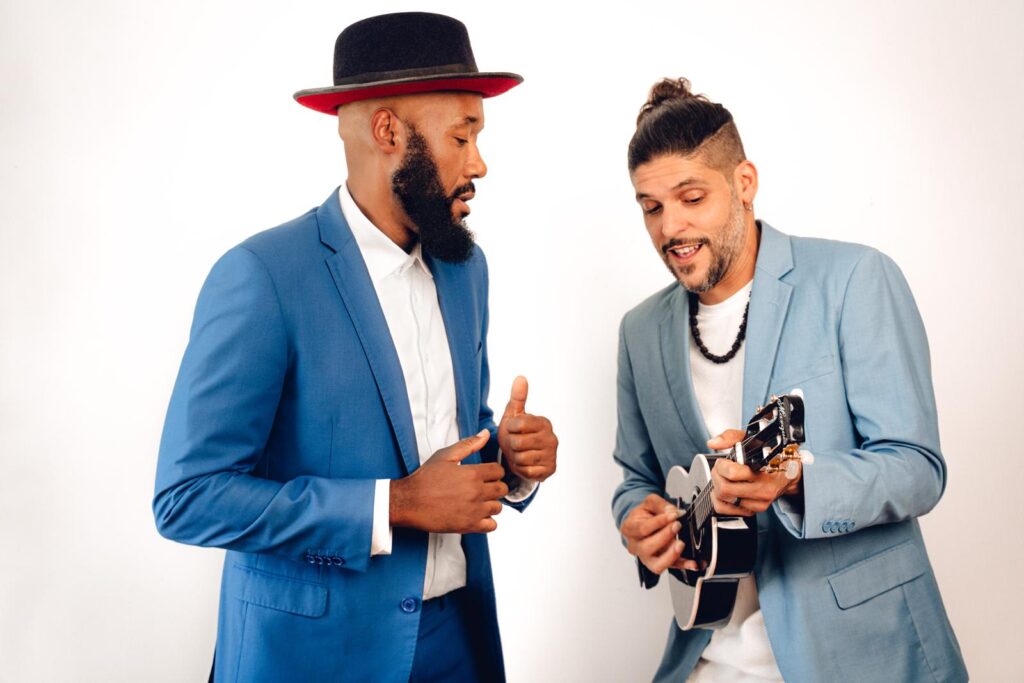 Cantor e compositor maranhense Rommel e o MC e poeta haitiano Vox Sambou (Foto: Divulgação)