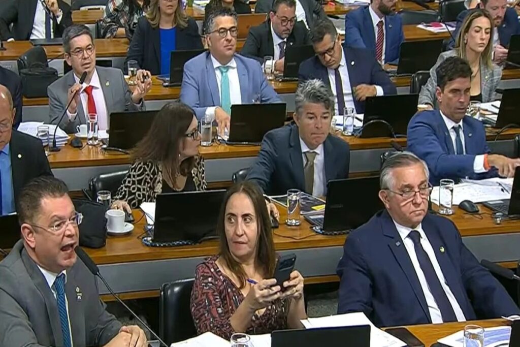 Tensão e troca de acusações em CPMI do INSS; líderes do PL e do PT protagonizam bate boca