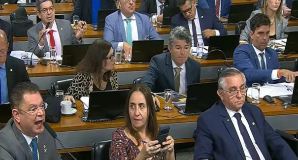 Tensão e troca de acusações em CPMI do INSS; líderes do PL e do PT protagonizam bate boca