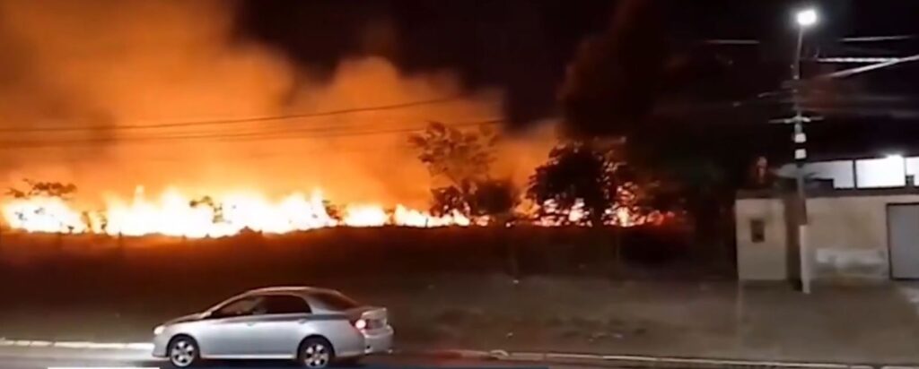 Incêndio de grandes proporções atinge área da Polícia Militar em Pindaré-Mirim