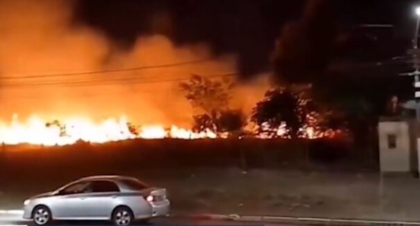 Incêndio de grandes proporções atinge área da Polícia Militar em Pindaré-Mirim