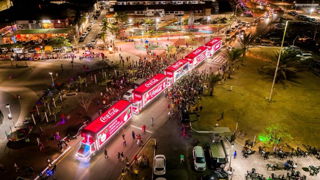 O desfile, com Papai Noel e Mamãe Noel como protagonistas, integra a campanha de Natal da Solar Coca-Cola (Foto: Divulgação)