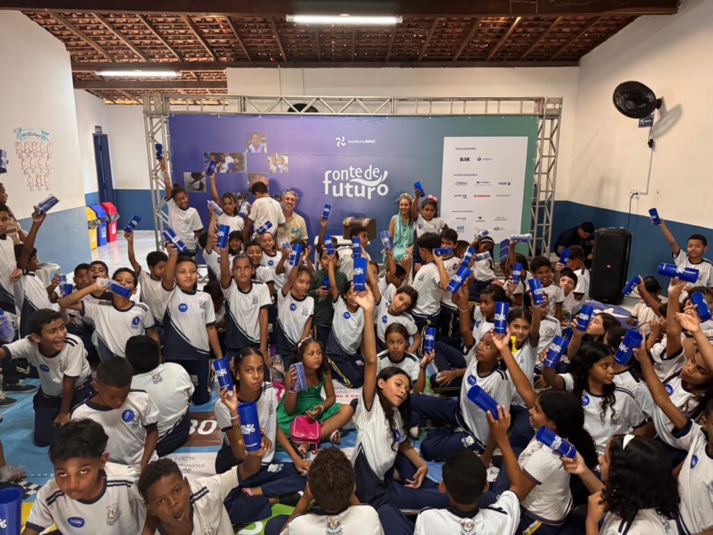 A felicidade dos alunos com a água de qualidade agora disponível na escola Nascimento de Morais em Paço do Lumiar. - (Foto: Divulgação)