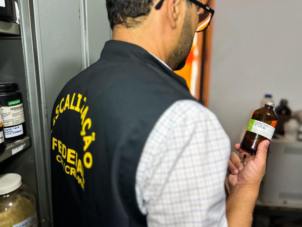 No local, sem qualquer estrutura, farmacêutica manipulava produtos, como injetáveis, sem autorização de órgãos como Anvisa (Foto: Divulgação)