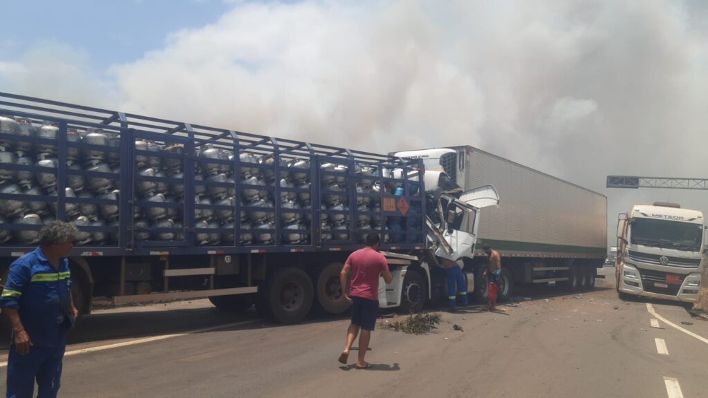 O acidente aconteceu apenas no sentido decrescente da rodovia, envolvendo cerca de 14 veículos.(Foto: Redes Sociais)