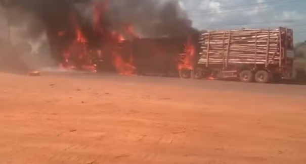 Carreta com carga de eucalipto incendeia na Estrada do Arroz, em Imperatriz