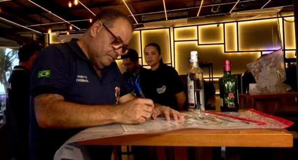 Na Ponta d’Areia, bebidas são recolhidas e estabelecimento é autuado em fiscalização para prevenir intoxicação por metanol