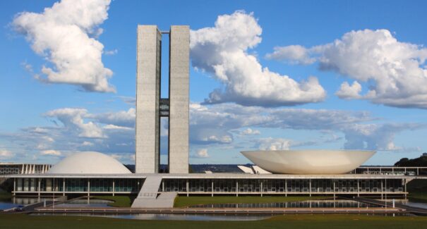 Comissão do Congresso aumenta fundo eleitoral para R$ 4,9 bilhões