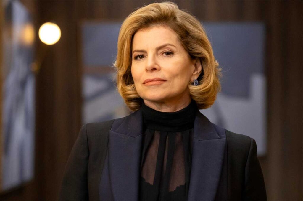 Nesta versão, Odete Roitman é interpretada pela atriz Débora Bloch (Foto: Reprodução)