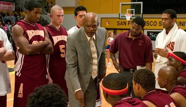 Ken Carter, interpretado por Samuel L. Jackson, proprietário de uma loja de artigos esportivos que assume o papel de treinador em sua antiga escola (Foto: Divulgação)