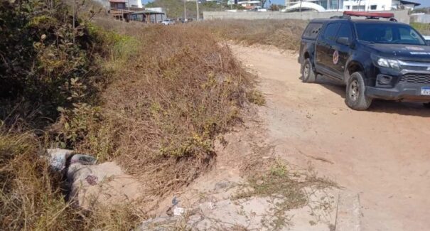 Corpo é encontrado enrolado em lençol na Praia de São Marcos