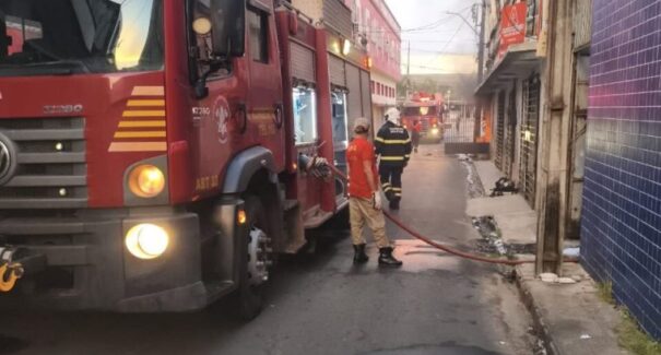 Fogo destrói parte de armazém no Mercado Central de São Luís