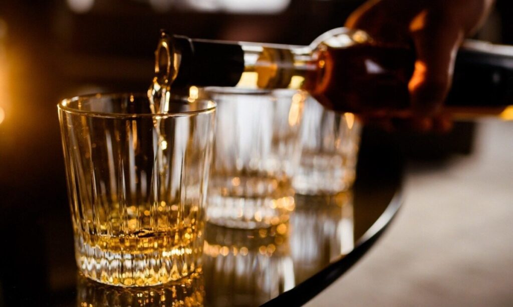 Destilados estão cada vez menos presentes nas mesas de bares e restaurantes brasileiros após os casos de intoxicação por metanol causados por bebidas adulteradas -
(Freepik)