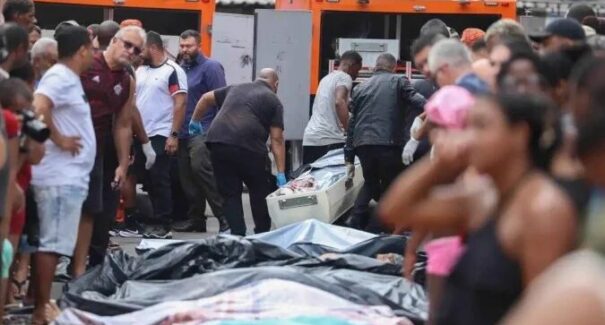 Moradores levam mais de 50 corpos à praça no Rio de Janeiro após operação