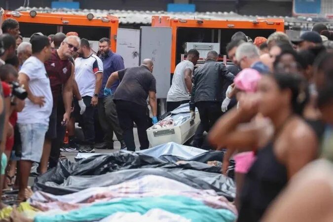 Moradores levam mais de 50 corpos à praça no Rio de Janeiro após operação