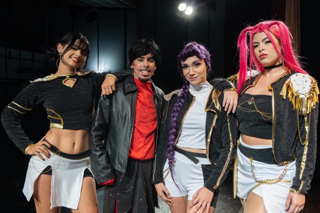 “Guerreiras do K-pop” traz magia e música ao palco do Teatro Arthur Azevedo