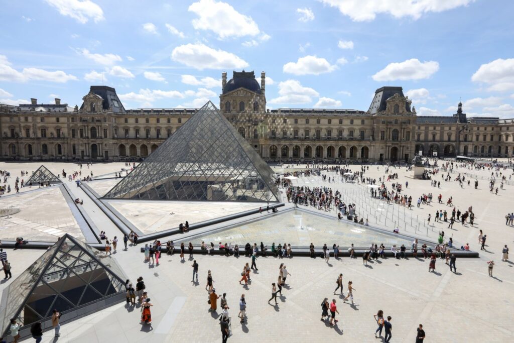 Roubo no Museu do Louvre: criminosos levam joias de “valor inestimável”