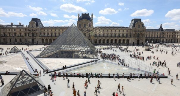 Roubo no Museu do Louvre: criminosos levam joias de “valor inestimável”